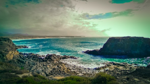 Widok na wybrzeże z miasteczka El Cotillo.